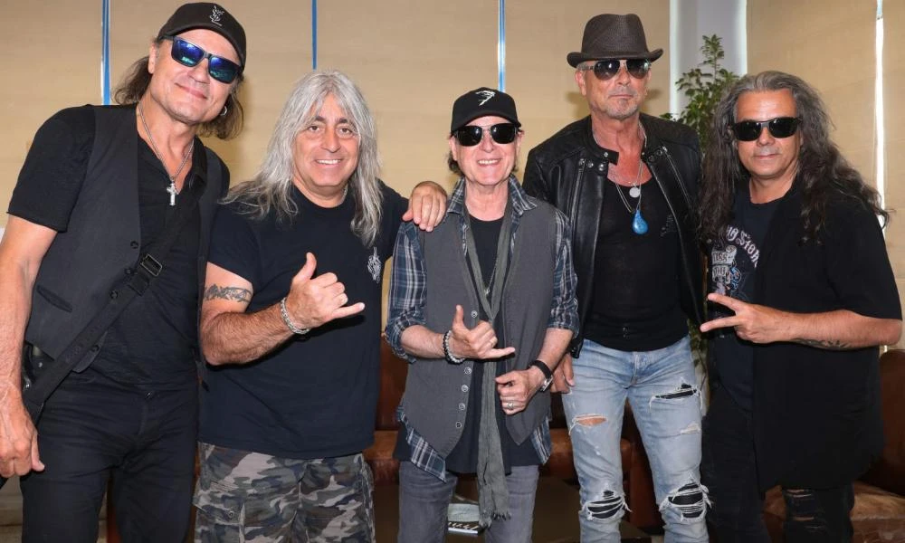 Scorpions: Στην Αθήνα το θρυλικό συγκρότημα – Εικόνες από την άφιξή τους